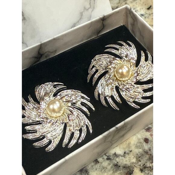 Vintage Sarah Coventry Silver Pinwheel Clip On Earrings 1962 Faux Pearl Retro - Picture 13 of 14